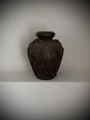 Vase indien ancien en métal patiné & cuir tressé